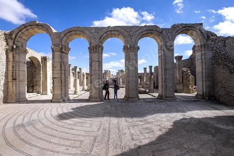 Les grands thermes du sud sur le site archéologique de Makthar, vestige de l'antique Mactaris, au centre-ouest de la Tunisie, est situé à Makthar, ville sur la bordure nord de la dorsale tunisienne.Le site est l'un des plus étendus du pays, et une grande partie n'a pas encore fait l'objet de recherches archéologiques. Outre les nombreux vestiges qu'il abrite au sein d'un parc archéologique comme le forum, les thermes, la schola des Juvenes, ... un petit musée présente diverses pièces archéologiques trouvées sur le site.