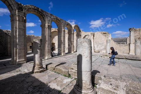 Les grands thermes du sud sur le site archéologique de Makthar, vestige de l'antique Mactaris, au centre-ouest de la Tunisie, est situé à Makthar, ville sur la bordure nord de la dorsale tunisienne.Le site est l'un des plus étendus du pays, et une grande partie n'a pas encore fait l'objet de recherches archéologiques. Outre les nombreux vestiges qu'il abrite au sein d'un parc archéologique comme le forum, les thermes, la schola des Juvenes, ... un petit musée présente diverses pièces archéologiques trouvées sur le site.
