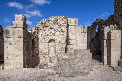 Les grands thermes du sud sur le site archéologique de Makthar, vestige de l'antique Mactaris, au centre-ouest de la Tunisie, est situé à Makthar, ville sur la bordure nord de la dorsale tunisienne.Le site est l'un des plus étendus du pays, et une grande partie n'a pas encore fait l'objet de recherches archéologiques. Outre les nombreux vestiges qu'il abrite au sein d'un parc archéologique comme le forum, les thermes, la schola des Juvenes, ... un petit musée présente diverses pièces archéologiques trouvées sur le site.