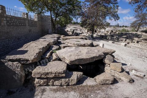 Tombes megalithiques sur le site archéologique de Makthar, vestige de l'antique Mactaris, au centre-ouest de la Tunisie, est situé à Makthar, ville sur la bordure nord de la dorsale tunisienne.Le site est l'un des plus étendus du pays, et une grande partie n'a pas encore fait l'objet de recherches archéologiques. Outre les nombreux vestiges qu'il abrite au sein d'un parc archéologique comme le forum, les thermes, la schola des Juvenes, ... un petit musée présente diverses pièces archéologiques trouvées sur le site.