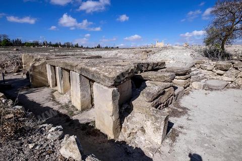 Tombes megalithiques sur le site archéologique de Makthar, vestige de l'antique Mactaris, au centre-ouest de la Tunisie, est situé à Makthar, ville sur la bordure nord de la dorsale tunisienne.Le site est l'un des plus étendus du pays, et une grande partie n'a pas encore fait l'objet de recherches archéologiques. Outre les nombreux vestiges qu'il abrite au sein d'un parc archéologique comme le forum, les thermes, la schola des Juvenes, ... un petit musée présente diverses pièces archéologiques trouvées sur le site.