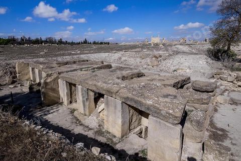 Tombes megalithiques sur le site archéologique de Makthar, vestige de l'antique Mactaris, au centre-ouest de la Tunisie, est situé à Makthar, ville sur la bordure nord de la dorsale tunisienne.Le site est l'un des plus étendus du pays, et une grande partie n'a pas encore fait l'objet de recherches archéologiques. Outre les nombreux vestiges qu'il abrite au sein d'un parc archéologique comme le forum, les thermes, la schola des Juvenes, ... un petit musée présente diverses pièces archéologiques trouvées sur le site.