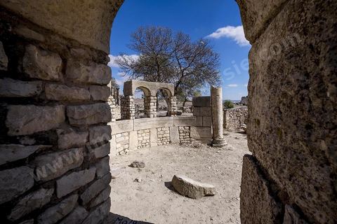 Quadrilobe à auges pour la collecte des impots sur le site archéologique de Makthar, vestige de l'antique Mactaris, au centre-ouest de la Tunisie, est situé à Makthar, ville sur la bordure nord de la dorsale tunisienne.Le site est l'un des plus étendus du pays, et une grande partie n'a pas encore fait l'objet de recherches archéologiques. Outre les nombreux vestiges qu'il abrite au sein d'un parc archéologique comme le forum, les thermes, la schola des Juvenes, ... un petit musée présente diverses pièces archéologiques trouvées sur le site.