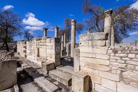 Thermes du nord ouest où se trouve une basilique chrétienne sur le site archéologique de Makthar, vestige de l'antique Mactaris, au centre-ouest de la Tunisie, est situé à Makthar, ville sur la bordure nord de la dorsale tunisienne.Le site est l'un des plus étendus du pays, et une grande partie n'a pas encore fait l'objet de recherches archéologiques. Outre les nombreux vestiges qu'il abrite au sein d'un parc archéologique comme le forum, les thermes, la schola des Juvenes, ... un petit musée présente diverses pièces archéologiques trouvées sur le site.