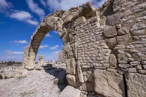 Thermes du nord ouest où se trouve une basilique chrétienne sur le site archéologique de Makthar, vestige de l'antique Mactaris, au centre-ouest de la Tunisie, est situé à Makthar, ville sur la bordure nord de la dorsale tunisienne.Le site est l'un des plus étendus du pays, et une grande partie n'a pas encore fait l'objet de recherches archéologiques. Outre les nombreux vestiges qu'il abrite au sein d'un parc archéologique comme le forum, les thermes, la schola des Juvenes, ... un petit musée présente diverses pièces archéologiques trouvées sur le site.