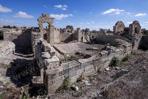 Thermes du nord ouest où se trouve une basilique chrétienne sur le site archéologique de Makthar, vestige de l'antique Mactaris, au centre-ouest de la Tunisie, est situé à Makthar, ville sur la bordure nord de la dorsale tunisienne.Le site est l'un des plus étendus du pays, et une grande partie n'a pas encore fait l'objet de recherches archéologiques. Outre les nombreux vestiges qu'il abrite au sein d'un parc archéologique comme le forum, les thermes, la schola des Juvenes, ... un petit musée présente diverses pièces archéologiques trouvées sur le site.