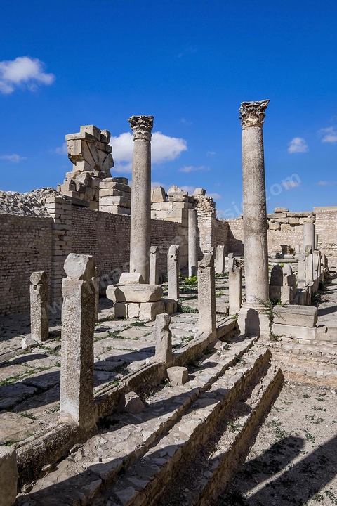 Thermes du nord ouest où se trouve une basilique chrétienne sur le site archéologique de Makthar, vestige de l'antique Mactaris, au centre-ouest de la Tunisie, est situé à Makthar, ville sur la bordure nord de la dorsale tunisienne.Le site est l'un des plus étendus du pays, et une grande partie n'a pas encore fait l'objet de recherches archéologiques. Outre les nombreux vestiges qu'il abrite au sein d'un parc archéologique comme le forum, les thermes, la schola des Juvenes, ... un petit musée présente diverses pièces archéologiques trouvées sur le site.