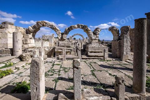 Thermes du nord ouest où se trouve une basilique chrétienne sur le site archéologique de Makthar, vestige de l'antique Mactaris, au centre-ouest de la Tunisie, est situé à Makthar, ville sur la bordure nord de la dorsale tunisienne.Le site est l'un des plus étendus du pays, et une grande partie n'a pas encore fait l'objet de recherches archéologiques. Outre les nombreux vestiges qu'il abrite au sein d'un parc archéologique comme le forum, les thermes, la schola des Juvenes, ... un petit musée présente diverses pièces archéologiques trouvées sur le site.