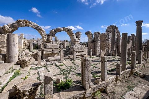 Thermes du nord ouest où se trouve une basilique chrétienne sur le site archéologique de Makthar, vestige de l'antique Mactaris, au centre-ouest de la Tunisie, est situé à Makthar, ville sur la bordure nord de la dorsale tunisienne.Le site est l'un des plus étendus du pays, et une grande partie n'a pas encore fait l'objet de recherches archéologiques. Outre les nombreux vestiges qu'il abrite au sein d'un parc archéologique comme le forum, les thermes, la schola des Juvenes, ... un petit musée présente diverses pièces archéologiques trouvées sur le site.