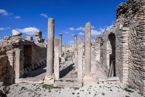 Thermes du nord ouest où se trouve une basilique chrétienne sur le site archéologique de Makthar, vestige de l'antique Mactaris, au centre-ouest de la Tunisie, est situé à Makthar, ville sur la bordure nord de la dorsale tunisienne.Le site est l'un des plus étendus du pays, et une grande partie n'a pas encore fait l'objet de recherches archéologiques. Outre les nombreux vestiges qu'il abrite au sein d'un parc archéologique comme le forum, les thermes, la schola des Juvenes, ... un petit musée présente diverses pièces archéologiques trouvées sur le site.
