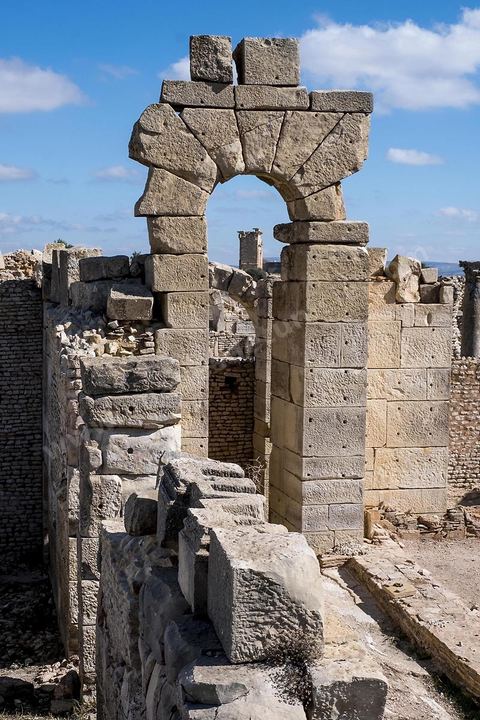 Thermes du nord ouest où se trouve une basilique chrétienne sur le site archéologique de Makthar, vestige de l'antique Mactaris, au centre-ouest de la Tunisie, est situé à Makthar, ville sur la bordure nord de la dorsale tunisienne.Le site est l'un des plus étendus du pays, et une grande partie n'a pas encore fait l'objet de recherches archéologiques. Outre les nombreux vestiges qu'il abrite au sein d'un parc archéologique comme le forum, les thermes, la schola des Juvenes, ... un petit musée présente diverses pièces archéologiques trouvées sur le site.