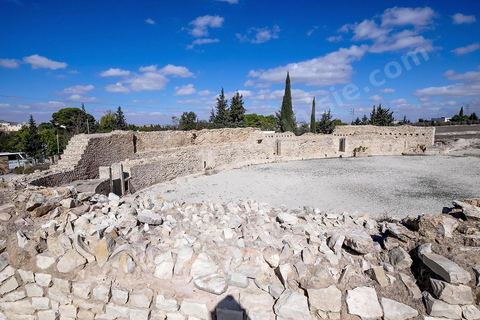 Le site archéologique de Makthar, vestige de l'antique Mactaris, au centre-ouest de la Tunisie, est situé à Makthar, ville sur la bordure nord de la dorsale tunisienne.Le site est l'un des plus étendus du pays, et une grande partie n'a pas encore fait l'objet de recherches archéologiques. Outre les nombreux vestiges qu'il abrite au sein d'un parc archéologique comme le forum, les thermes, la schola des Juvenes, ... un petit musée présente diverses pièces archéologiques trouvées sur le site.