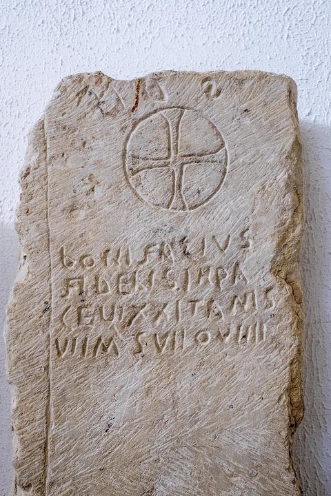 Musée archéologique sur le site archéologique de Makthar, vestige de l'antique Mactaris, au centre-ouest de la Tunisie, est situé à Makthar, ville sur la bordure nord de la dorsale tunisienne.Le site est l'un des plus étendus du pays, et une grande partie n'a pas encore fait l'objet de recherches archéologiques. Outre les nombreux vestiges qu'il abrite au sein d'un parc archéologique comme le forum, les thermes, la schola des Juvenes, ... un petit musée présente diverses pièces archéologiques trouvées sur le site.