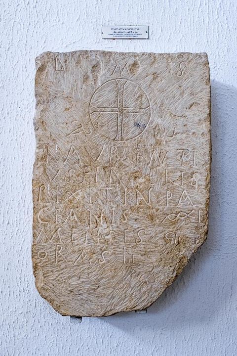 Musée archéologique sur le site archéologique de Makthar, vestige de l'antique Mactaris, au centre-ouest de la Tunisie, est situé à Makthar, ville sur la bordure nord de la dorsale tunisienne.Le site est l'un des plus étendus du pays, et une grande partie n'a pas encore fait l'objet de recherches archéologiques. Outre les nombreux vestiges qu'il abrite au sein d'un parc archéologique comme le forum, les thermes, la schola des Juvenes, ... un petit musée présente diverses pièces archéologiques trouvées sur le site.