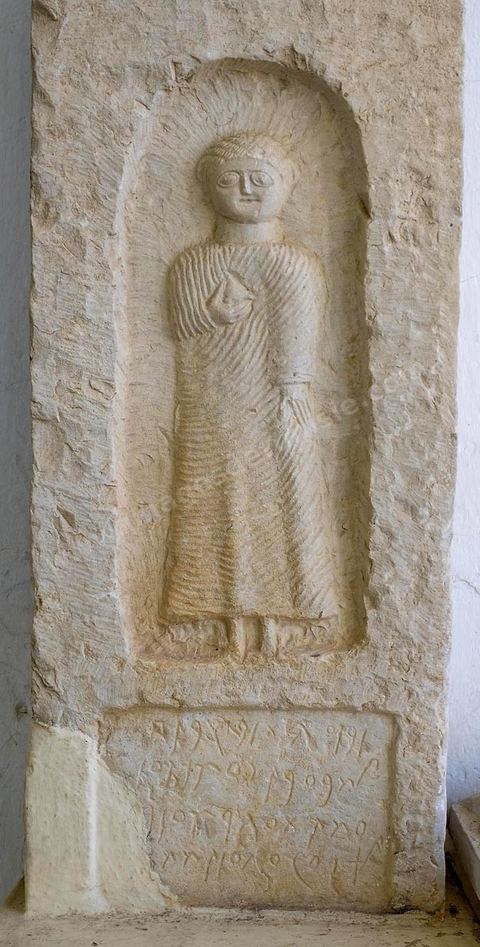 Musée archéologique sur le site archéologique de Makthar, vestige de l'antique Mactaris, au centre-ouest de la Tunisie, est situé à Makthar, ville sur la bordure nord de la dorsale tunisienne.Le site est l'un des plus étendus du pays, et une grande partie n'a pas encore fait l'objet de recherches archéologiques. Outre les nombreux vestiges qu'il abrite au sein d'un parc archéologique comme le forum, les thermes, la schola des Juvenes, ... un petit musée présente diverses pièces archéologiques trouvées sur le site.