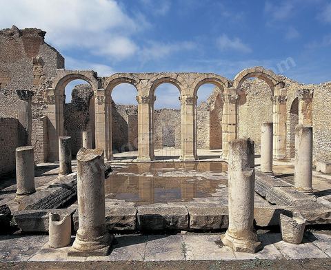 Les grands thermes du sud sur le site archéologique de Makthar, vestige de l'antique Mactaris, au centre-ouest de la Tunisie, est situé à Makthar, ville sur la bordure nord de la dorsale tunisienne.Le site est l'un des plus étendus du pays, et une grande partie n'a pas encore fait l'objet de recherches archéologiques. Outre les nombreux vestiges qu'il abrite au sein d'un parc archéologique comme le forum, les thermes, la schola des Juvenes, ... un petit musée présente diverses pièces archéologiques trouvées sur le site.