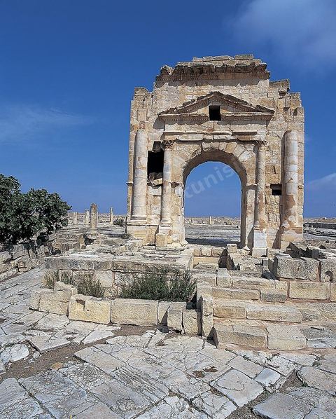 Arc de triomphe et forum sur le site archéologique de Makthar, vestige de l'antique Mactaris, au centre-ouest de la Tunisie, est situé à Makthar, ville sur la bordure nord de la dorsale tunisienne.Le site est l'un des plus étendus du pays, et une grande partie n'a pas encore fait l'objet de recherches archéologiques. Outre les nombreux vestiges qu'il abrite au sein d'un parc archéologique comme le forum, les thermes, la schola des Juvenes, ... un petit musée présente diverses pièces archéologiques trouvées sur le site.