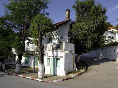 ruelle du village de Aïn Draham avec ses maisons à toits rouges