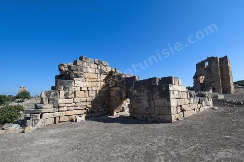 Forteresse byzantine de forme trapézoidale, la citadelle comporte cinq tours carrées. Dans le modeste village de Aïn Tounga se trouve le site archéologique antique de l'ancienne Thignica, municipe romain  du début du IIIème siècle.