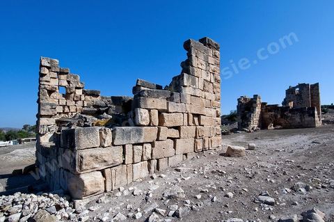 Forteresse byzantine de forme trapézoidale, la citadelle comporte cinq tours carrées. Dans le modeste village de Aïn Tounga se trouve le site archéologique antique de l'ancienne Thignica, municipe romain  du début du IIIème siècle.