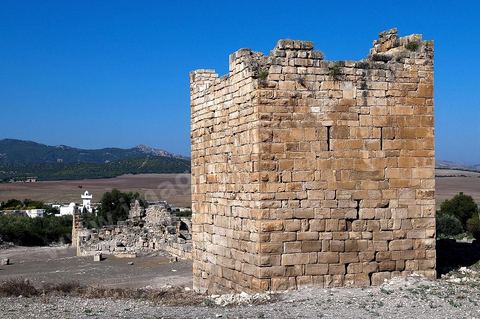 Forteresse byzantine de forme trapézoidale, la citadelle comporte cinq tours carrées. Dans le modeste village de Aïn Tounga se trouve le site archéologique antique de l'ancienne Thignica, municipe romain  du début du IIIème siècle.