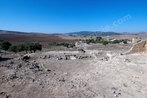 Vestige du théâtre romain de Thignica. Dans le modeste village de Aïn Tounga se trouve le site archéologique antique de l'ancienne Thignica, municipe romain  du début du IIIème siècle.