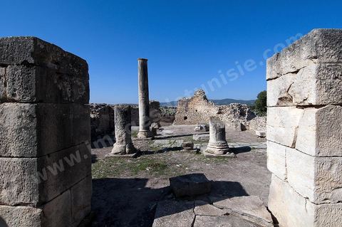 Vestiges des grands thermes de Thignica. Dans le modeste village de Aïn Tounga se trouve le site archéologique antique de l'ancienne Thignica, municipe romain  du début du IIIème siècle.