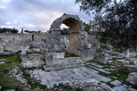 Site archéologique romain et byzantin de Aïn Tounga, anciennement Thignica, se situe à une vingtaine de km de Dougga. il est un des nombreux exemples de grands sites archéologiques en Tunisie qui ne bénéficie d'aucune protection, au milieu d'un village ce site n'est ni cloturé, ni gardé et donc menancé de dégradations et de disparition. 