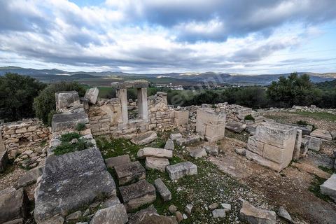 Site archéologique romain et byzantin de Aïn Tounga, anciennement Thignica, se situe à une vingtaine de km de Dougga. il est un des nombreux exemples de grands sites archéologiques en Tunisie qui ne bénéficie d'aucune protection, au milieu d'un village ce site n'est ni cloturé, ni gardé et donc menancé de dégradations et de disparition. 