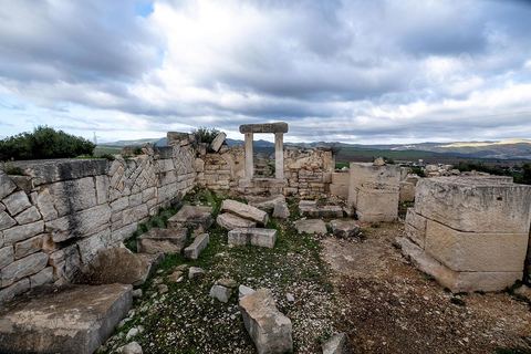 Site archéologique romain et byzantin de Aïn Tounga, anciennement Thignica, se situe à une vingtaine de km de Dougga. il est un des nombreux exemples de grands sites archéologiques en Tunisie qui ne bénéficie d'aucune protection, au milieu d'un village ce site n'est ni cloturé, ni gardé et donc menancé de dégradations et de disparition. 
