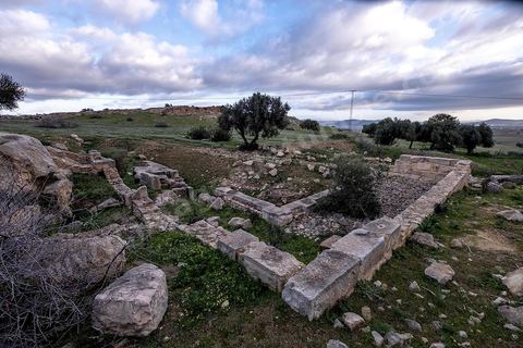 Site archéologique romain et byzantin de Aïn Tounga, anciennement Thignica, se situe à une vingtaine de km de Dougga. il est un des nombreux exemples de grands sites archéologiques en Tunisie qui ne bénéficie d'aucune protection, au milieu d'un village ce site n'est ni cloturé, ni gardé et donc menancé de dégradations et de disparition. 
