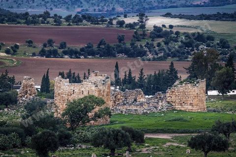 Forteresse byzantine sur le site archéologique romain et byzantin de Aïn Tounga, anciennement Thignica, se situe à une vingtaine de km de Dougga. il est un des nombreux exemples de grands sites archéologiques en Tunisie qui ne bénéficie d'aucune protection, au milieu d'un village ce site n'est ni cloturé, ni gardé et donc menancé de dégradations et de disparition. 