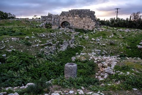 Forteresse byzantine sur le site archéologique romain et byzantin de Aïn Tounga, anciennement Thignica, se situe à une vingtaine de km de Dougga. il est un des nombreux exemples de grands sites archéologiques en Tunisie qui ne bénéficie d'aucune protection, au milieu d'un village ce site n'est ni cloturé, ni gardé et donc menancé de dégradations et de disparition. 