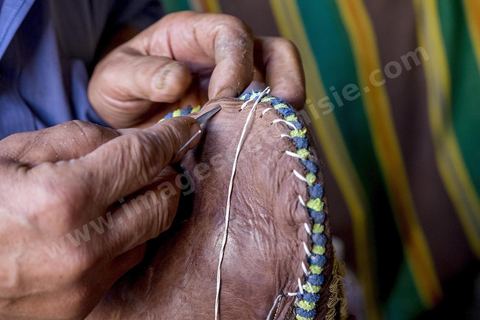 dans la medina de Béja, un des derniers artisans du cuir et des selles de fantasia.