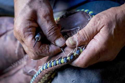 dans la medina de Béja, un des derniers artisans du cuir et des selles de fantasia.