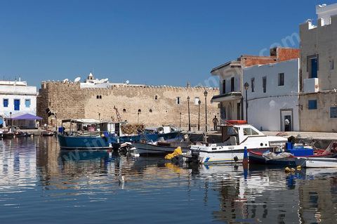 Rempart de la medina de Bizerte au bord du vieux port de pêche.