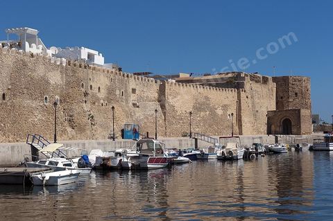 Rempart de la medina de Bizerte au bord du vieux port de pêche.