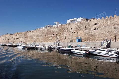 Rempart de la medina de Bizerte au bord du vieux port de pêche.