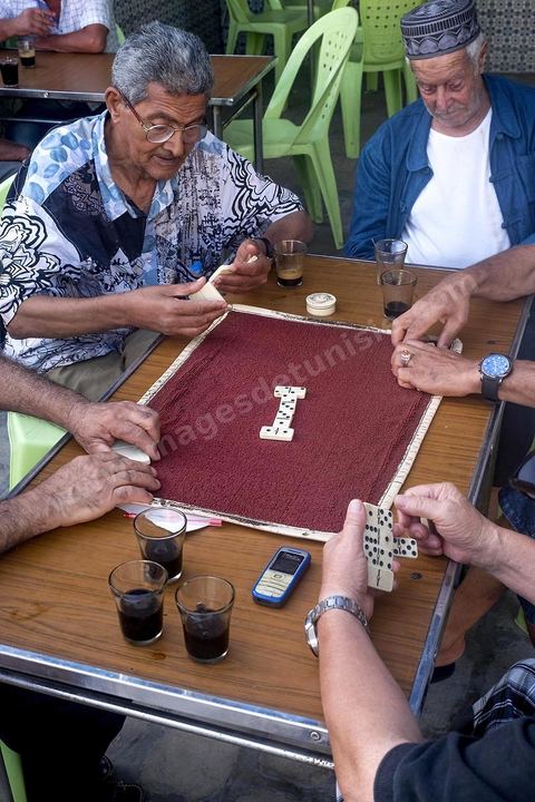 Partie de dominos au café à Bizerte