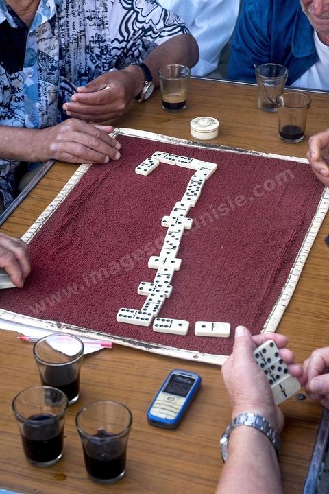 Partie de dominos au café à Bizerte