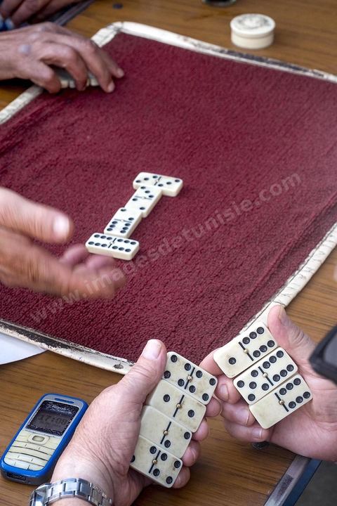 Partie de dominos au café à Bizerte