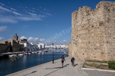 Kasbah et remparts de la medina de Bizerte à l'entrée du vieux port