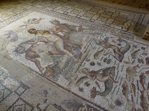 Sous sol et pavement mosaiques de la maison d'Amphitrite sur le Site archéologique de Bulla Regia 
