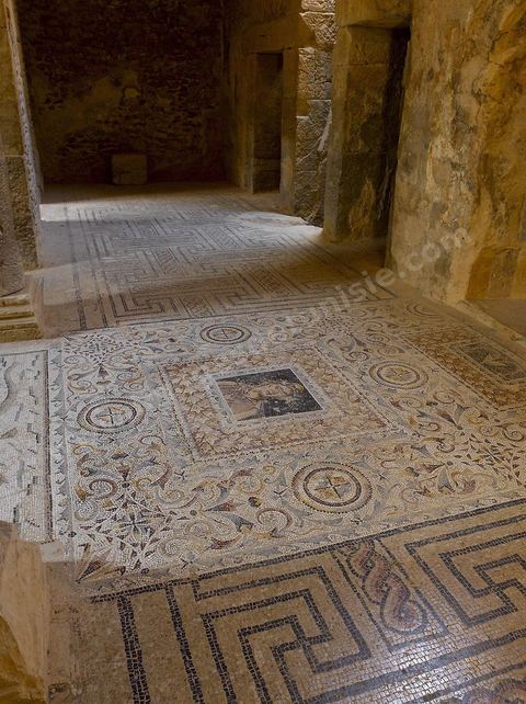 Sous sol et pavement mosaiques de la maison d'Amphitrite sur le Site archéologique de Bulla Regia 