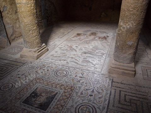 Sous sol et pavement mosaiques de la maison d'Amphitrite sur le Site archéologique de Bulla Regia 