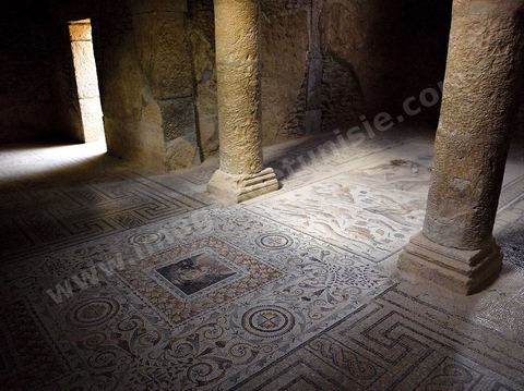Sous sol et pavement mosaiques de la maison d'Amphitrite sur le Site archéologique de Bulla Regia 