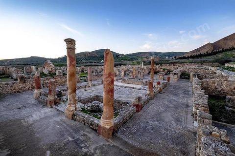 Peristyle au Rez de Chaussée de la Maison de la Chasse dans le quartier d'habitations sur le site archéologique romain de Bulla Régia, dans le nord ouest de la Tunisie.