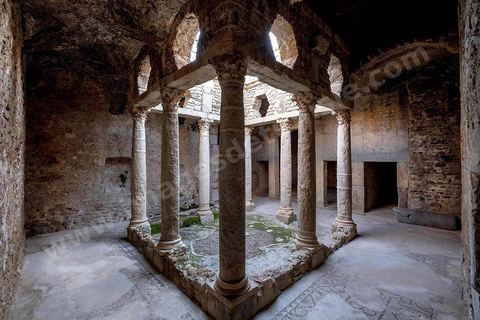 Péristyle et pièces au sous sol de la Maison de la Chasse dans le quartier d'habitations sur le site archéologique romain de Bulla Régia, dans le nord ouest de la Tunisie.