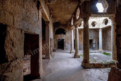 Péristyle et pièces au sous sol de la Maison de la Chasse dans le quartier d'habitations sur le site archéologique romain de Bulla Régia, dans le nord ouest de la Tunisie.