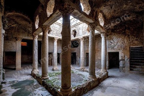 Péristyle et pièces au sous sol de la Maison de la Chasse dans le quartier d'habitations sur le site archéologique romain de Bulla Régia, dans le nord ouest de la Tunisie.